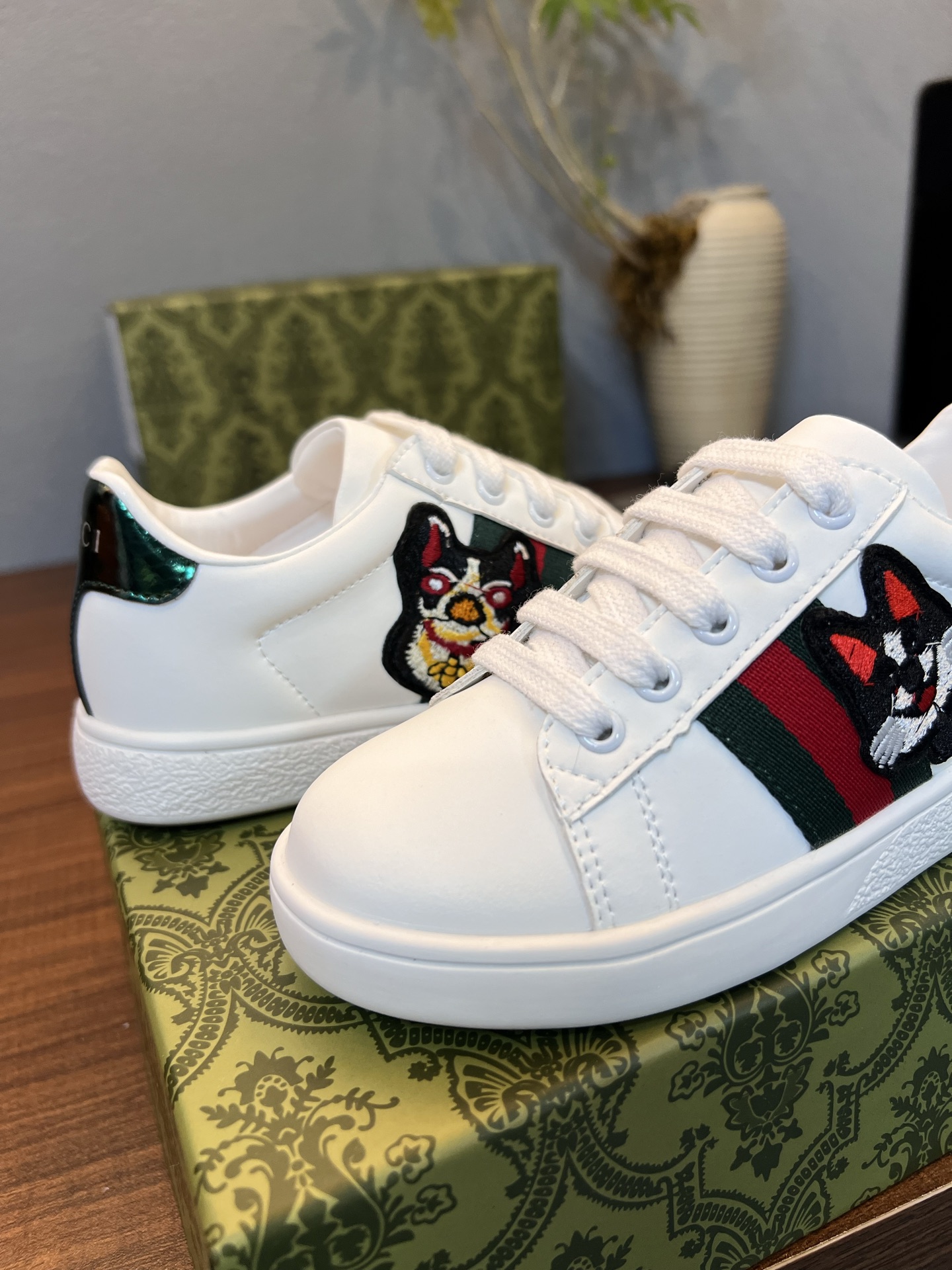 Children's shoes child
